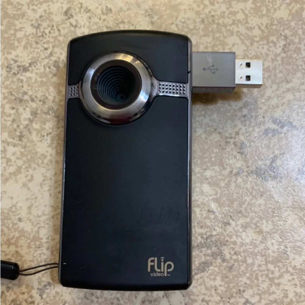 Cisco Flip Ultra HD Video U 2120 8GB Camcorder. Black / Silver- No Batteries Inc
